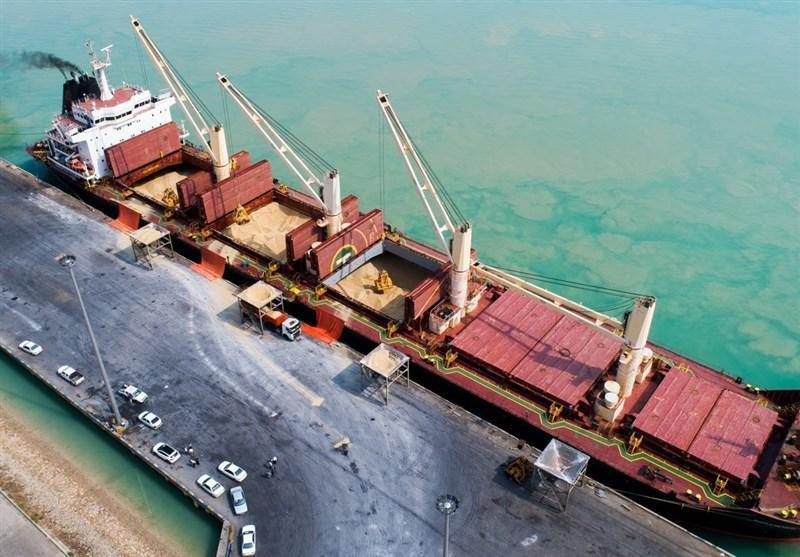 تخلیه و بارگیری شکر وارداتی کوبا در بندر امام(ره)، ترافیک سنگین کشتی های خارجی حامل کالای اساسی