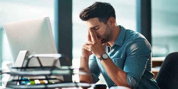 اگر مدام به صفحه گوشی و رایانه خیره می شوید، بخوانید اگر مدام به صفحه گوشی و رایانه خیره می شوید، بخوانید