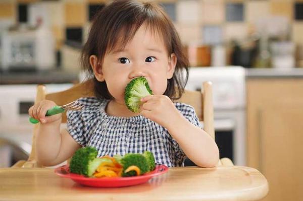 خوردن این مواد غذایی برای بچه ها مضر است خوردن این مواد غذایی برای بچه ها مضر است