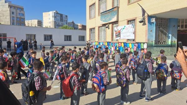 زنگ جشن شکوفه ها در مدارس استان مرکزی نواخته شد